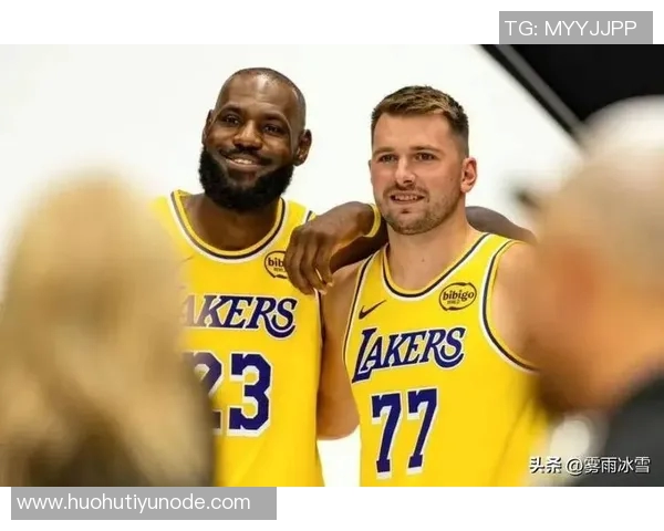 慈世平分享湖人亲子活动瞬间感谢东契奇詹姆斯与孙女合影留念