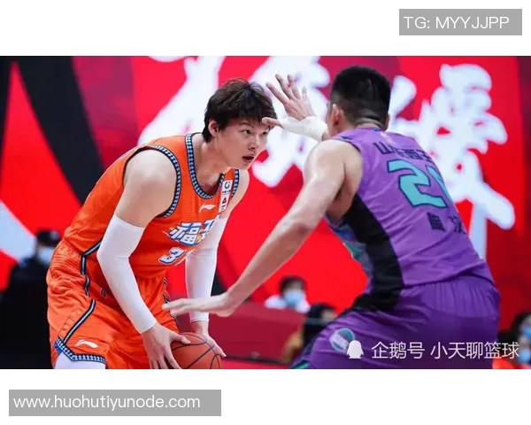 杨瀚森惊叹训练营球队防守如花般伸缩自如的精彩表现 杨瀚森惊叹训练营球队防守如花般伸缩自如的精彩表现